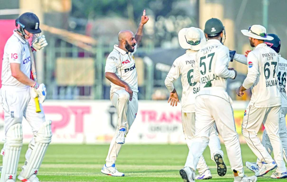 Pakistan beat England in the second Test of the series.