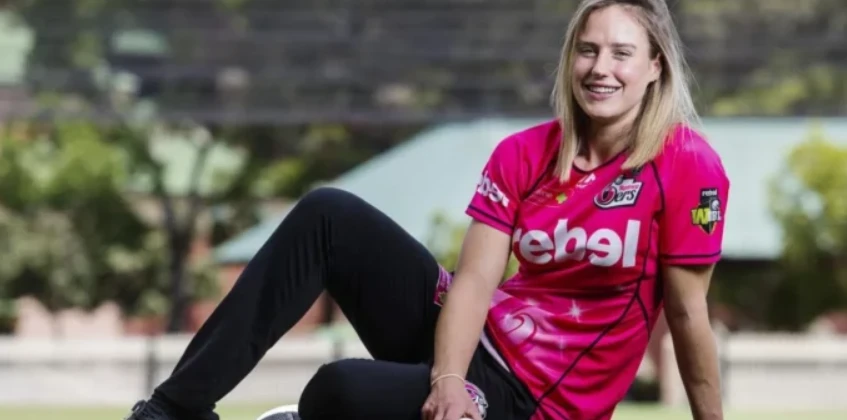 Ellyse Perry makes a save for the Sydney Sixers Womens team against the Hobart Hurricanes.