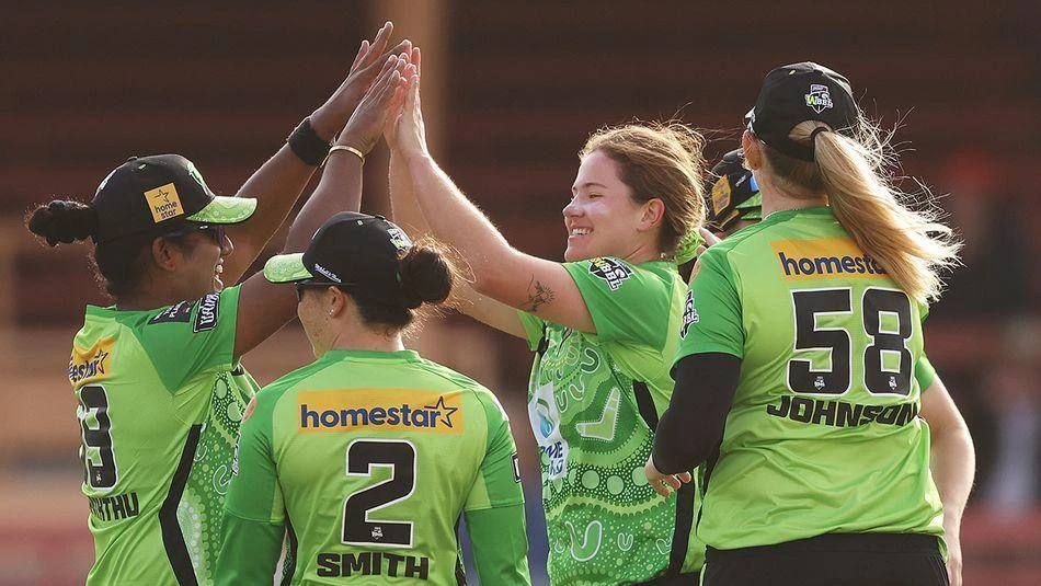 Hannah Darlington gives Sydney Thunder win over Melbourne Stars in WBBL.