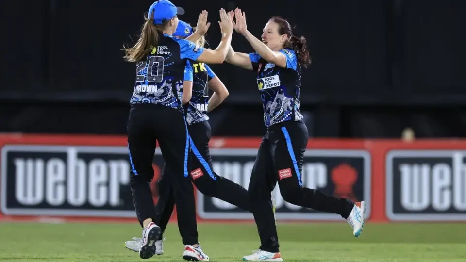 Megan Schutt gives Adelaide Strikers victory.