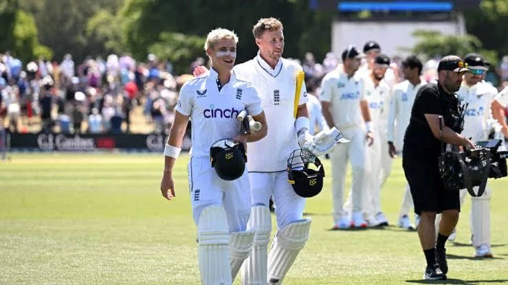 England scored 280 on the first day of the test and prevailed over New Zealand.