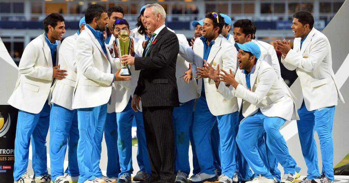 MS Dhoni holding the 2013 ICC Champions Trophy Title.