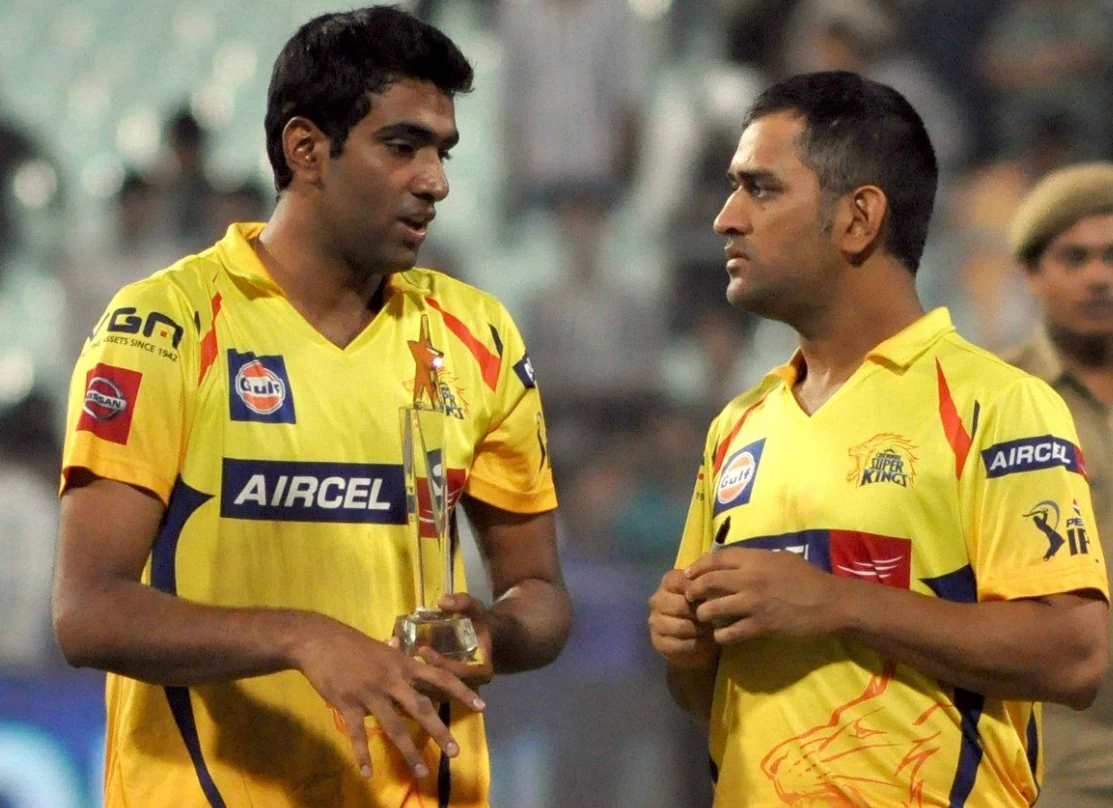 Ravichandran Ashwin gives batting tips to MS Dhoni.