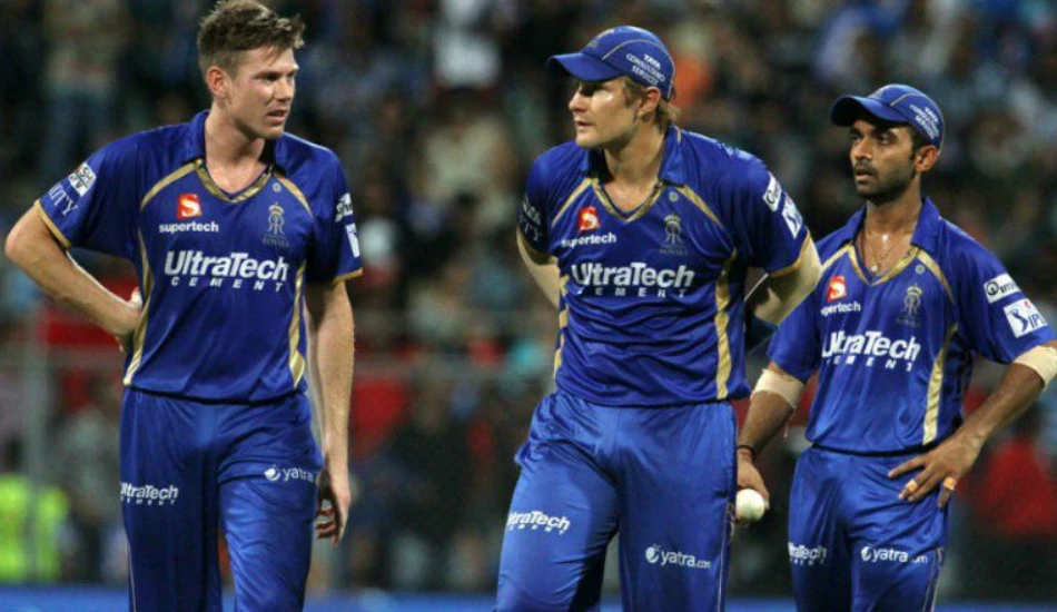 James Faulkner, Shane Watson and Ajinkya Rahane during the match against RCB.