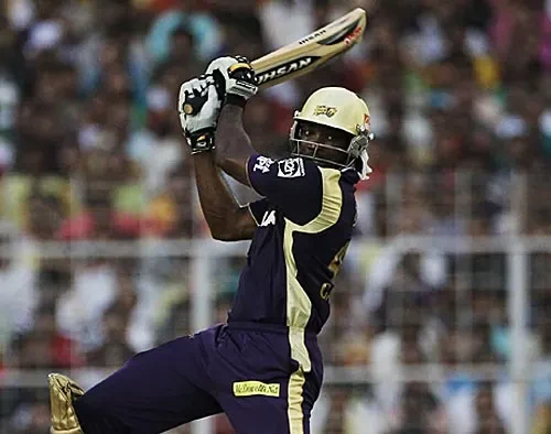 Chris Gayle smashing KXIP bowlers with consecutive sixes.
