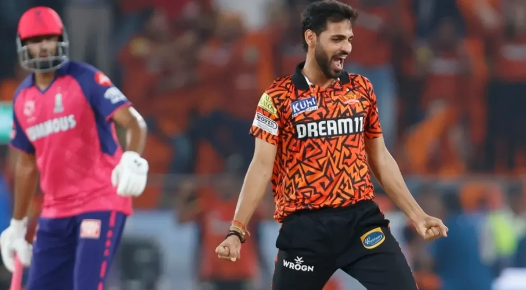 Bhuvneshwar Kumar celebrates after SRH won against RR by 1 run.
