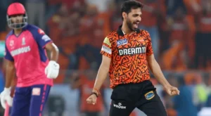 Bhuvneshwar Kumar celebrates after SRH won against RR by 1 run.