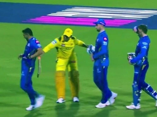 MS Dhoni hitting Chahar with his bat.