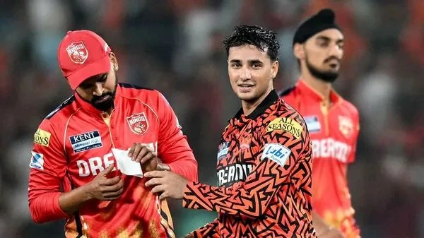 Shreyas Iyer taking the note from Abhishek Sharma.