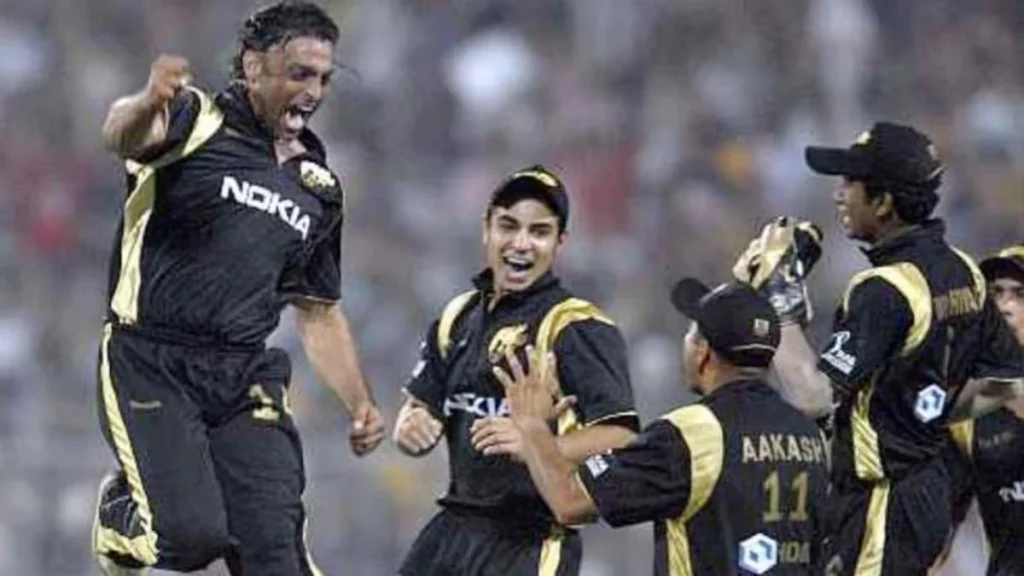 Shoaib Akhtar playing for Kolkata Knight Riders.