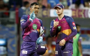 Steve Smith and MS Dhoni playing for Rising Pune SuperGiant.