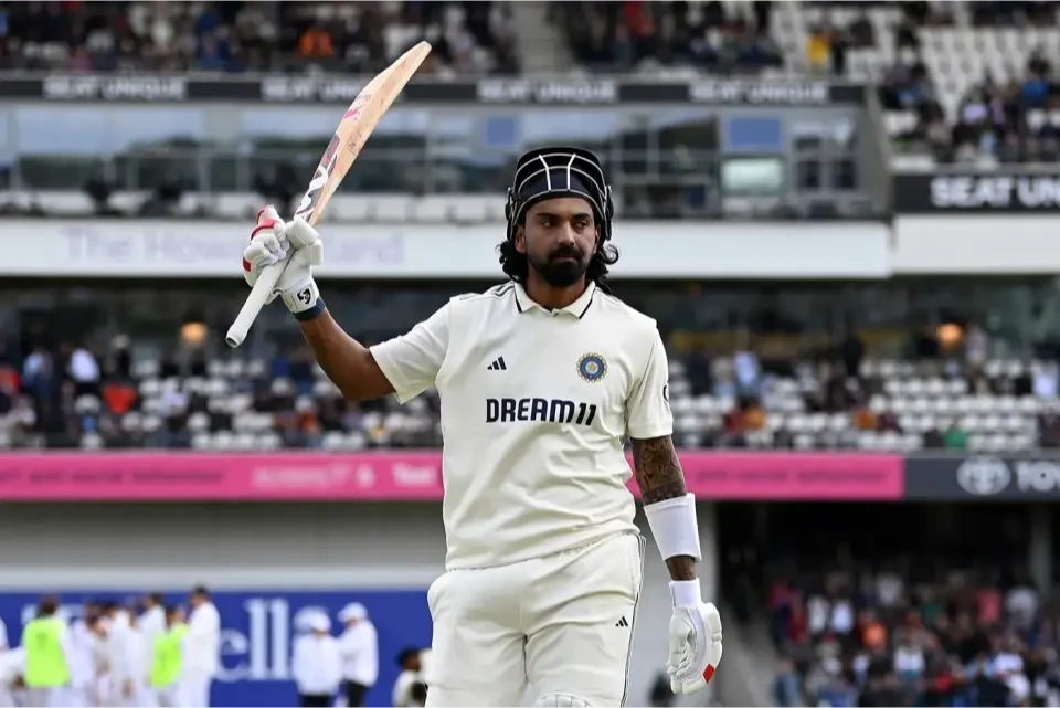KL Rahul returned to warm applause from the crowd.