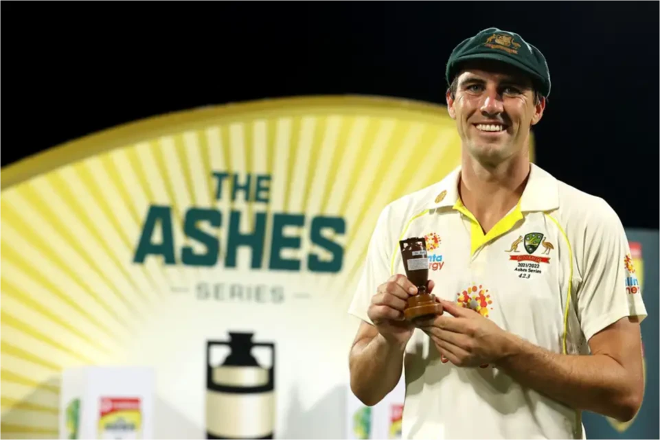Pat Cummins holds the Ashes 2021-22 trophy.