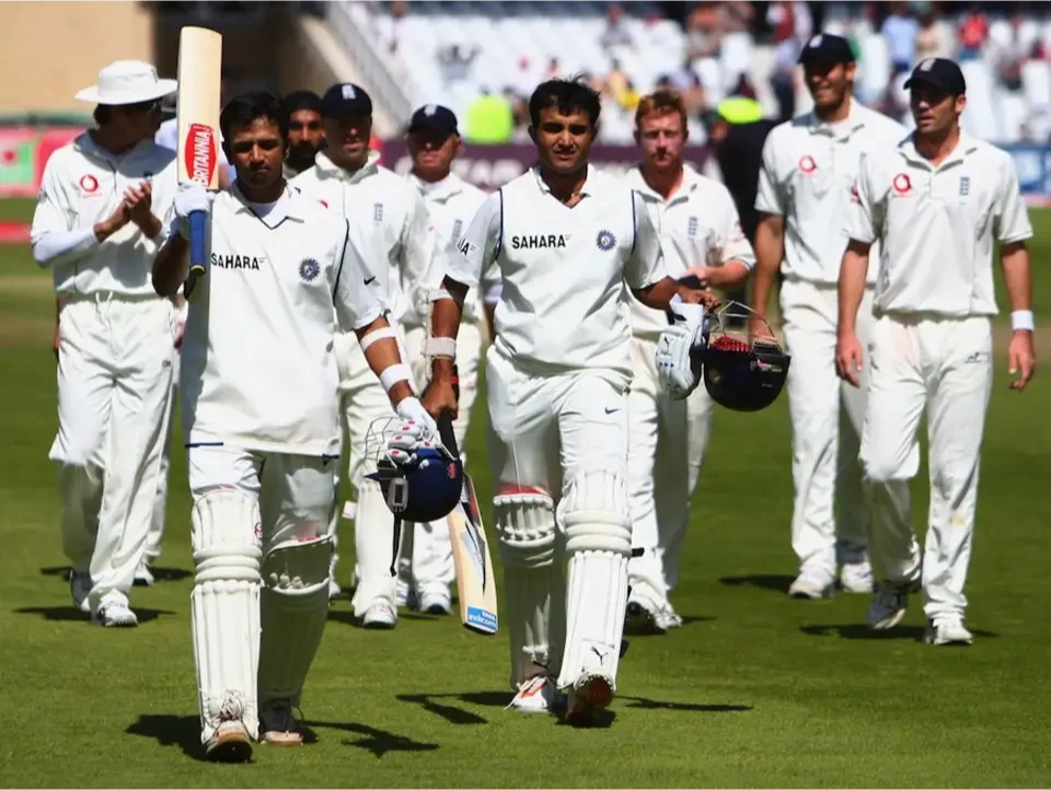 Rahul Dravid and Sourav Ganguly acknowledge the cheers.