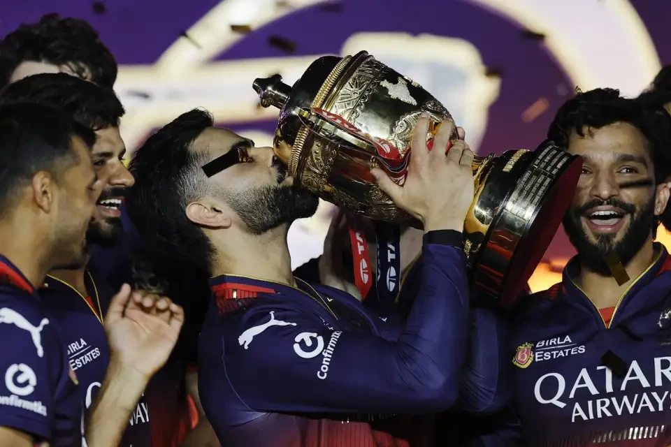 Between which teams and how the Prize Distribution took place.