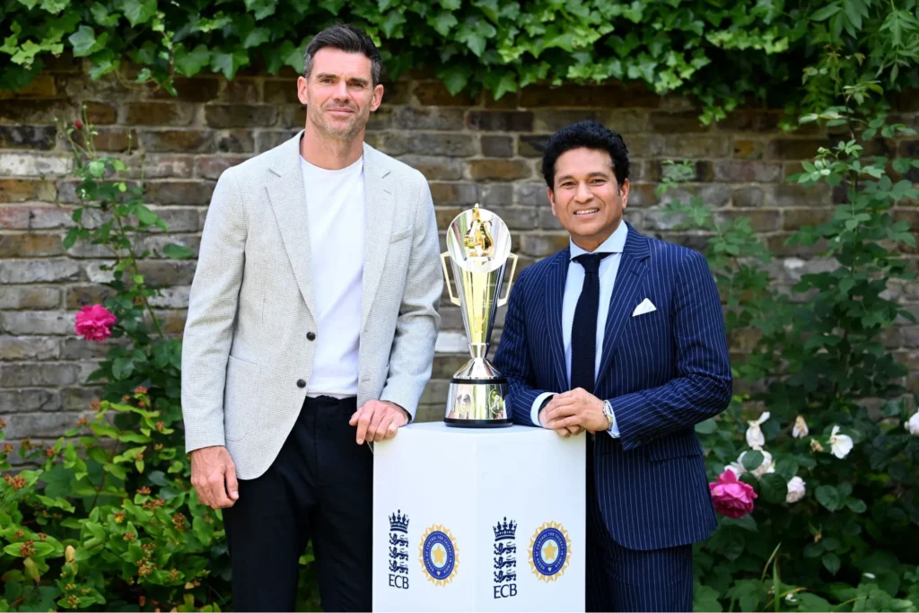 James Anderson and Sachin Tendulkar pose with the trophy.