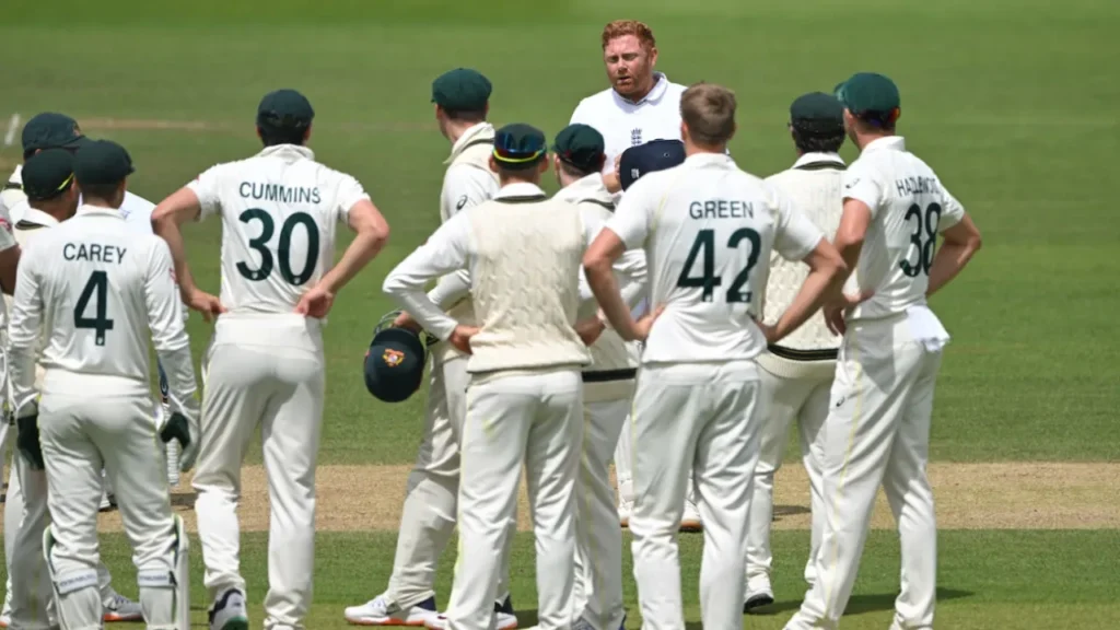 Jonny Bairstow having a chat with the Australian players.