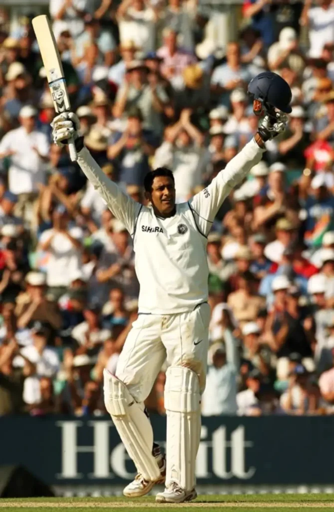Anil Kumble responds to the audience's greetings.