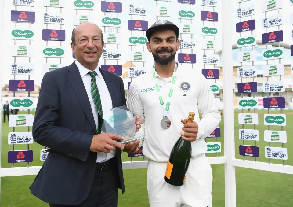 Virat Kohli receives the award.