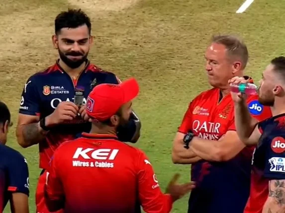 Kohli hilariously listens to the strategies being given by his former teammate DK.