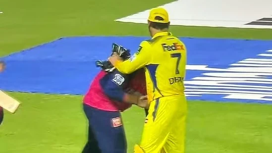 Vaibhav Suryavanshi touches MS Dhoni's feet.