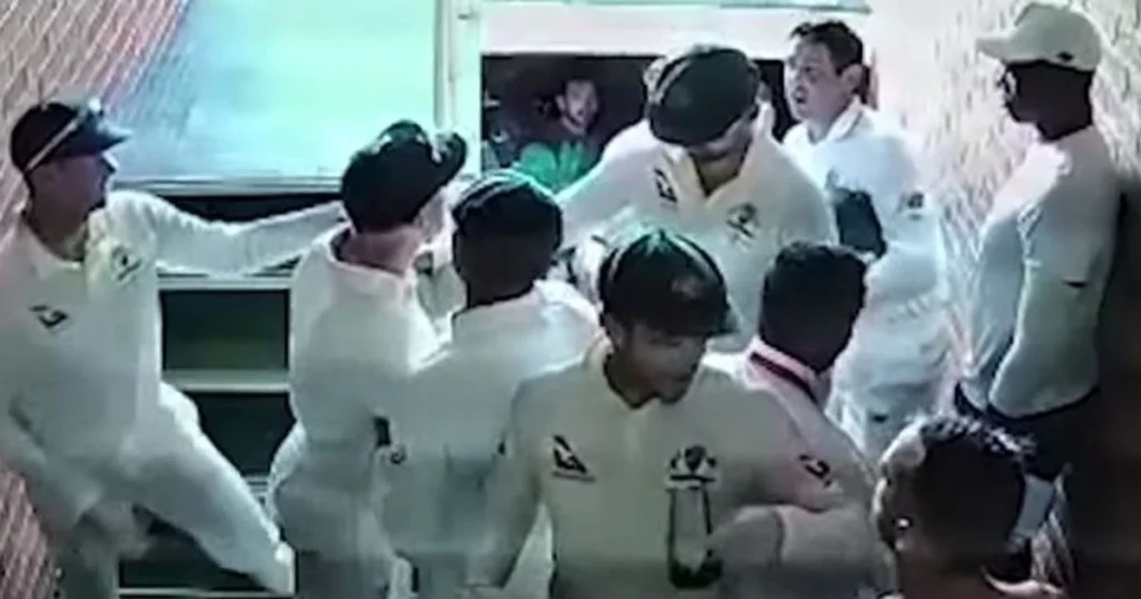 Quinton de Kock and David Warner in a heated clash.