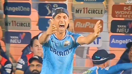 Ashish Nehra’s hilarious reaction to the collapse.