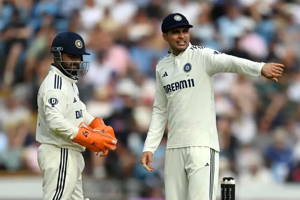 Shubman Gill adjusts the field, while Rishabh Pant watches him.