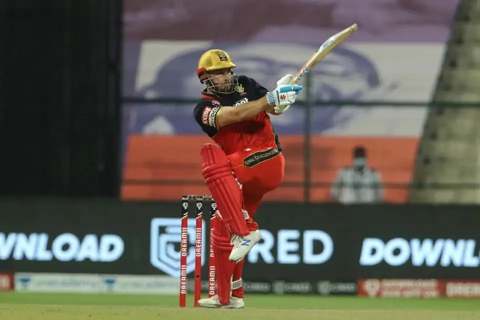 Aaron Finch smashing boundaries against SRH.
