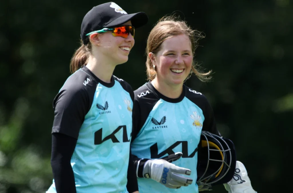 Surrey beat Warwickshire by 3 wickets with 13 overs left.