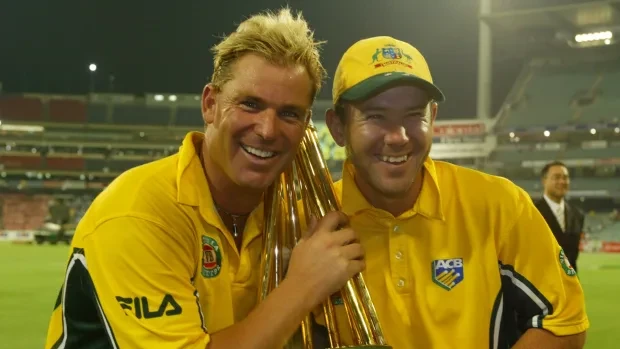 Shane Warne and Ricky Ponting posing with the trophy.