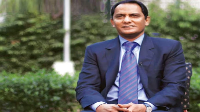 Mohammad Azharuddin giving an interview.