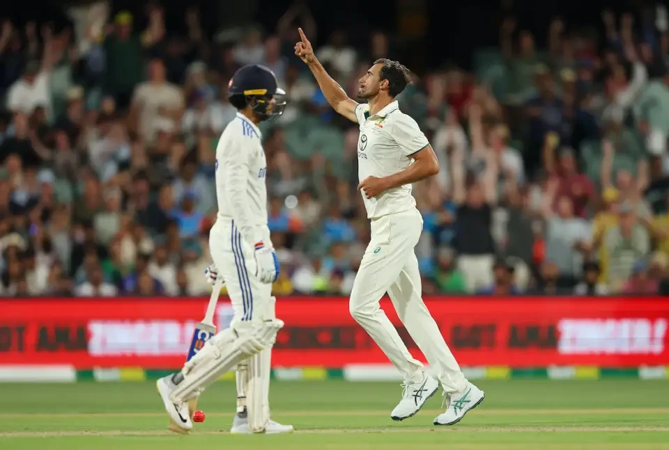 Mitchell Starc took the wickets of Shubman Gill and Rishabh Pant.
