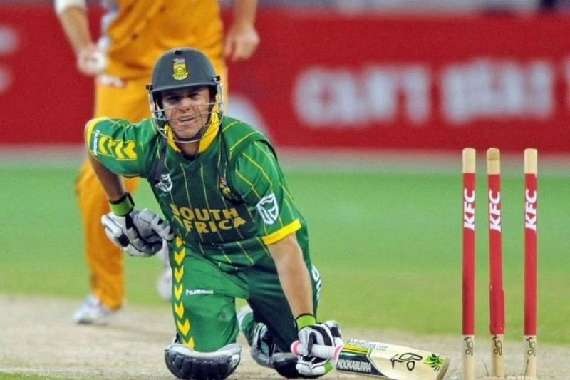 AB de Villiers mistakenly hits the stumps.