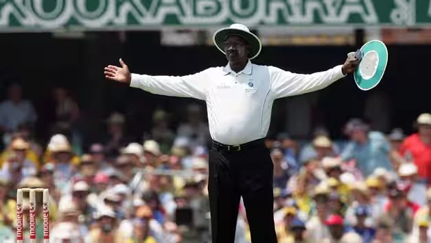 Steve Bucknor signalling a wide delivery.