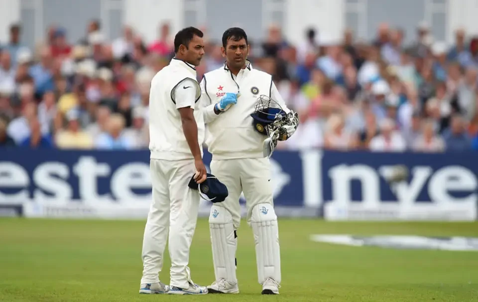 Dhoni is having some discussions with the bowlers.