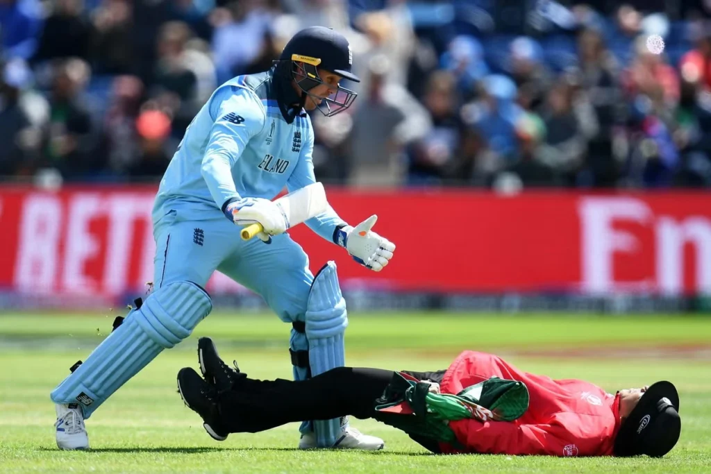 Jason Roy knocks down Joel Wilson.