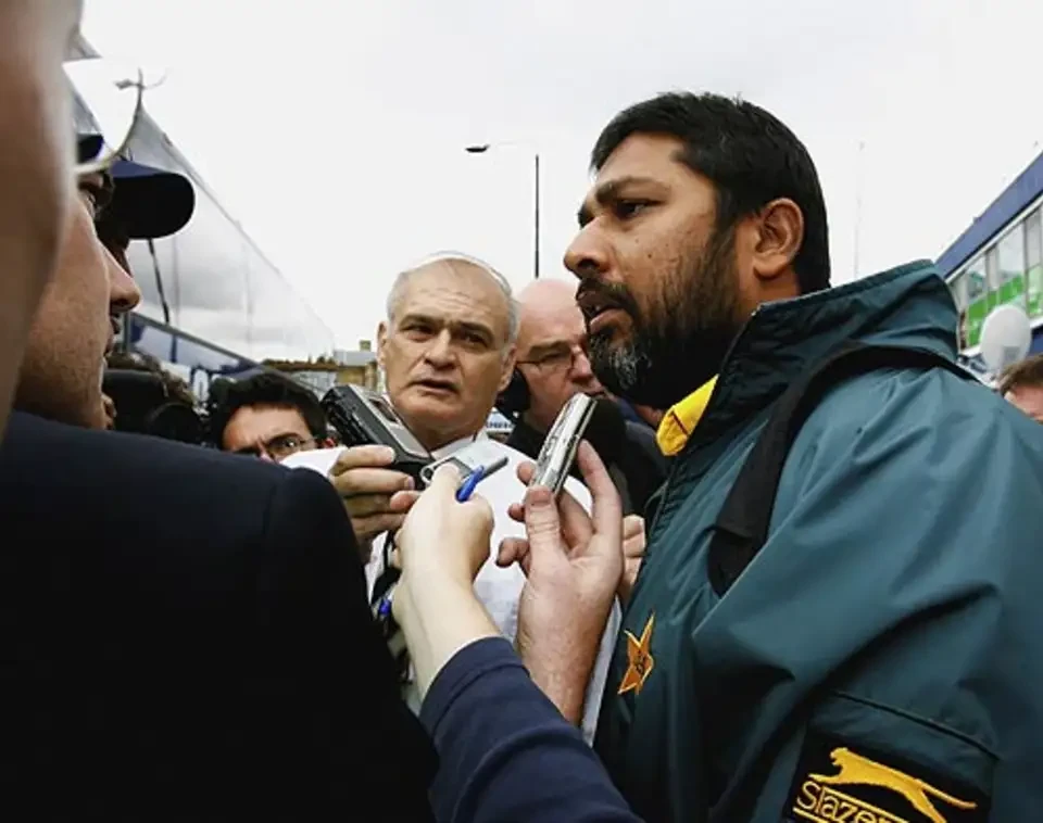 Inzaman-ul-Haq being surrounded by media outside the Oval.