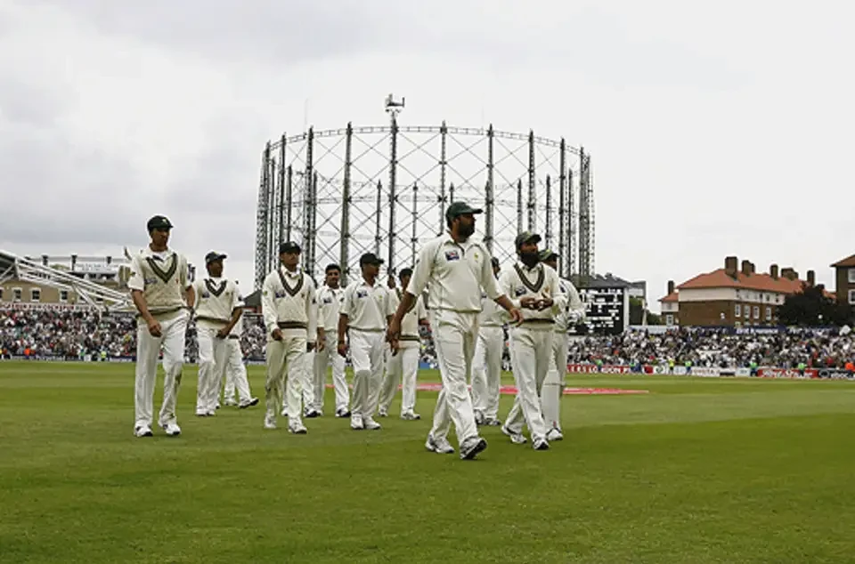 Pakistan Cricket Team walks back to the dressing room during Tea.