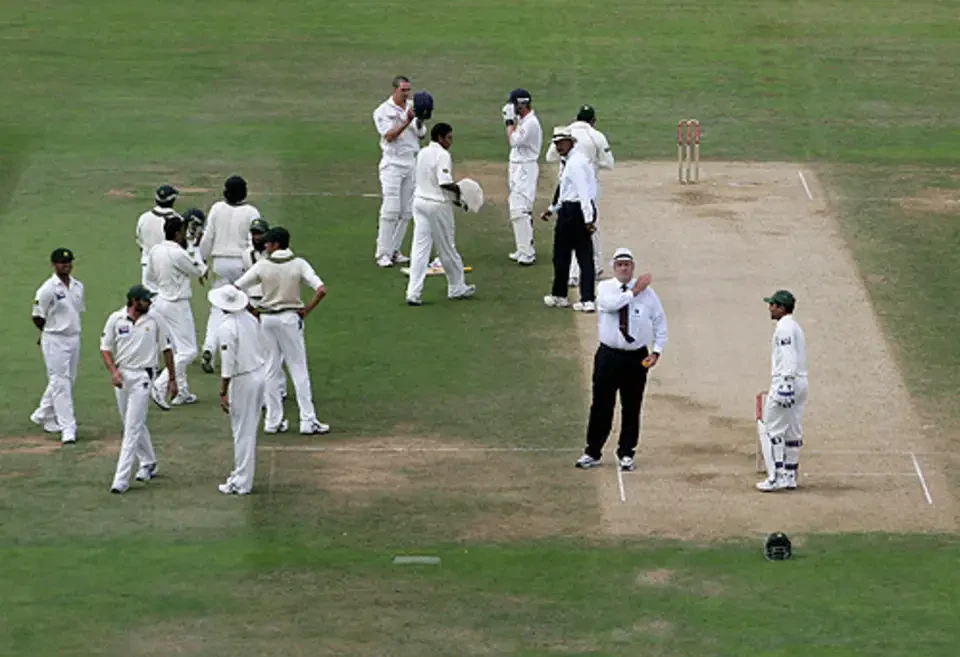 Pakistan players unhappy with England being awarded 5 runs as a penalty.
