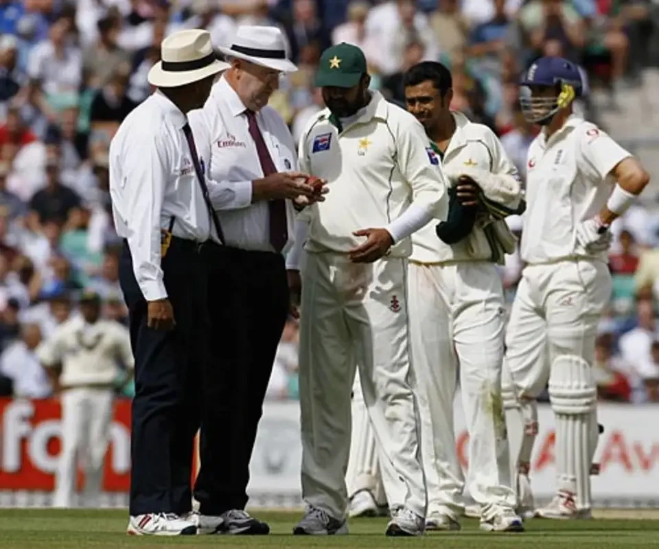 Umpires talking with Pakistan’s players for ball condition.
