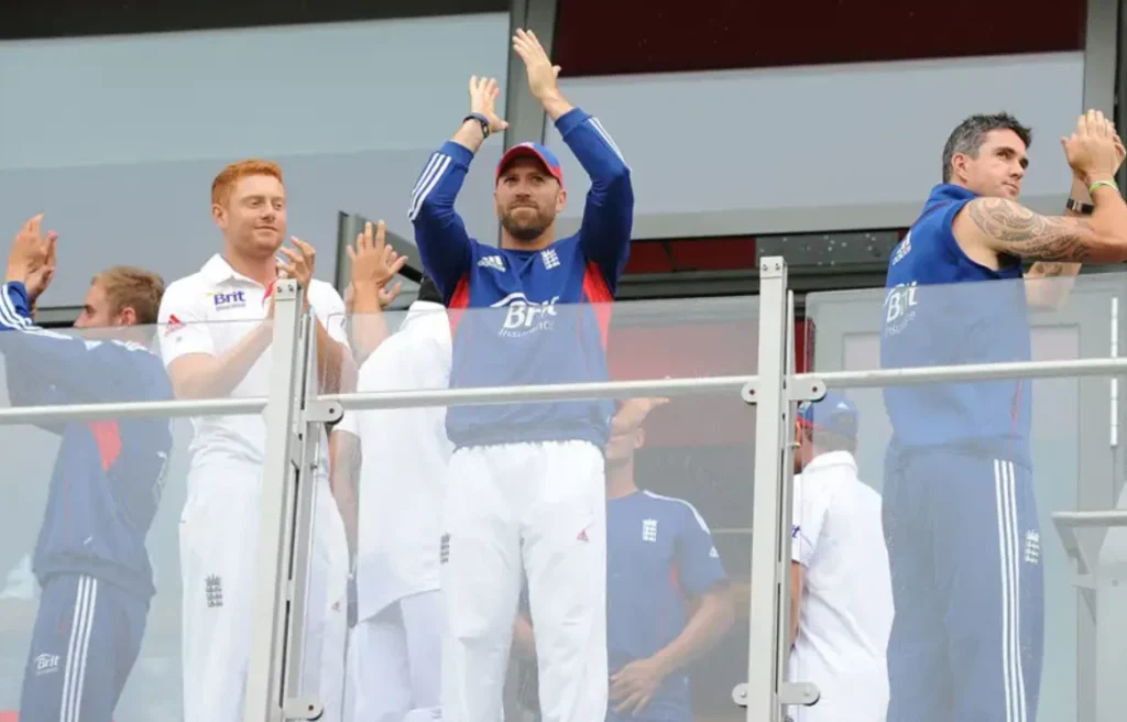 England players celebrate after retaining the urn in 2013 Ashes.