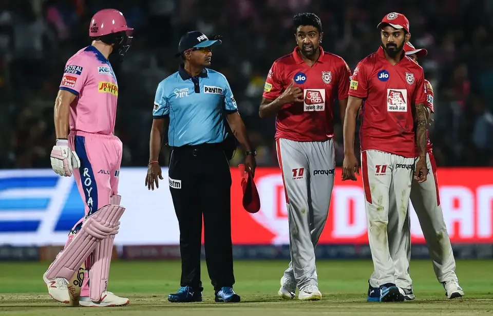 Jos Buttler and Ravichandran Ashwin exchange views.