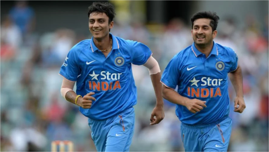 Axar Patel and Mohit Sharma celebrate dismissing their opponent from the game.