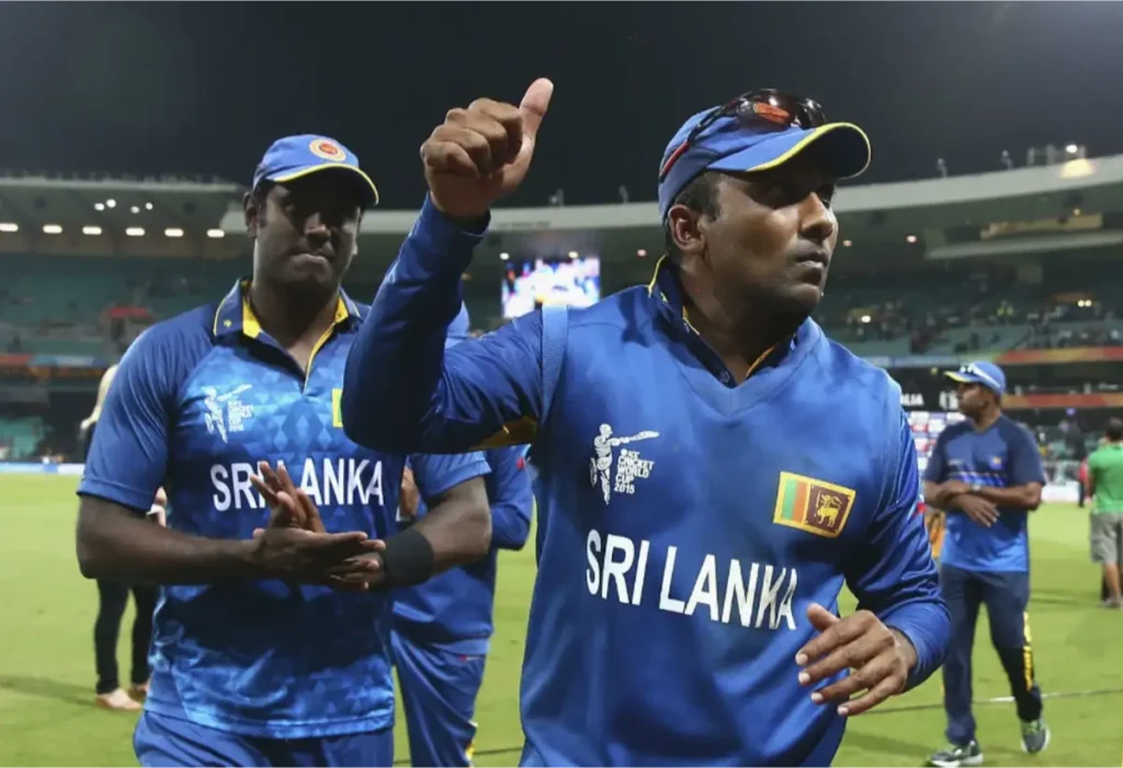 Mahela Jayawardene receives praises from the crowd.