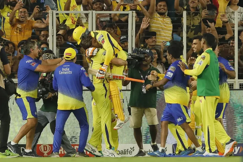 Dhoni picks up Jadeja after CSK wins the final.