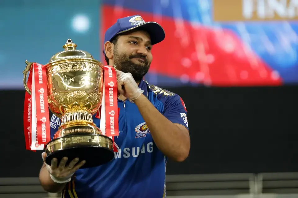 Rohit Sharma with the IPL 2020 trophy.