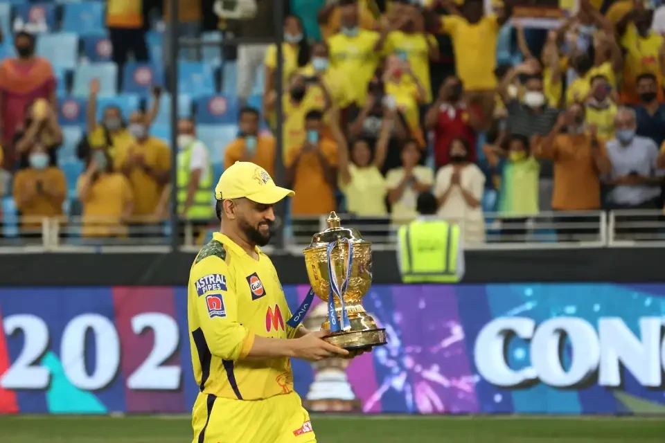 MS Dhoni with the IPL 2021 trophy.