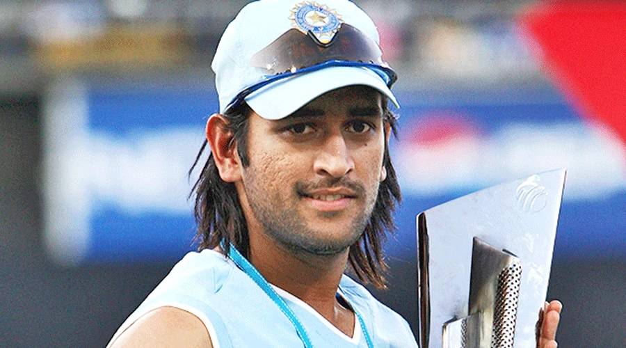 MS Dhoni with the T20 World Cup title.