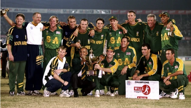Hansie Cronje and the South African team with the trophy.